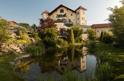 Blick auf das Hotelgebäude vom Natursee aus