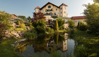 Blick auf das Hotelgebäude vom Natursee aus