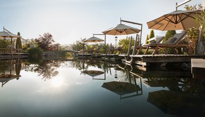 Blick auf Liegen und Brücke am Natursee