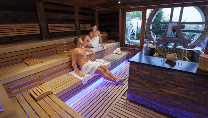 Paar entspannt in beleuchteter Sauna