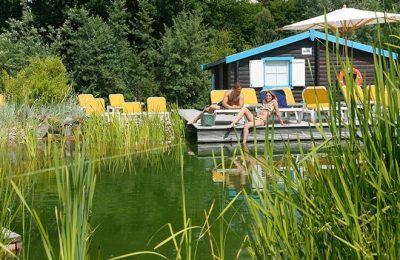 Paar entspannt am Naturbadesee