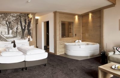 Wohnraum mit Badewanne in der Juniorsuite