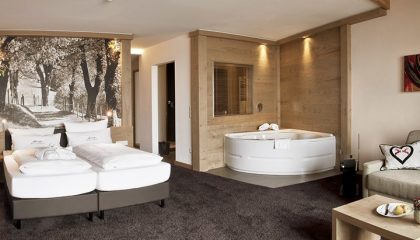 Wohnraum mit Badewanne in der Juniorsuite