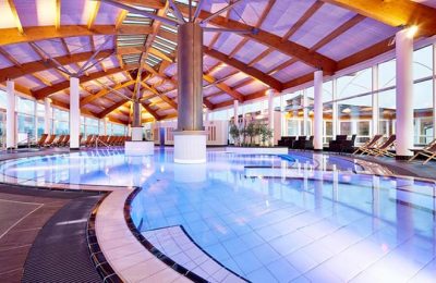 Großer Indoor Pool im Panoramahallenbad