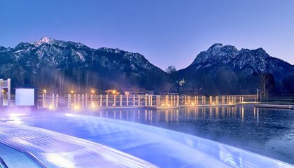 Pool vor Bergpanorama im Winter