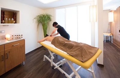 Frau erhält Massage