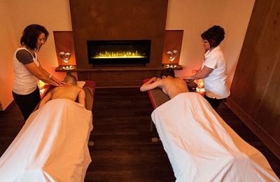 Zwei Frauen erhalten parallel einen Massage