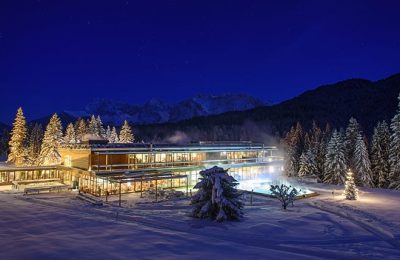 Beleuchtetes Badehaus im verschneiten Winter