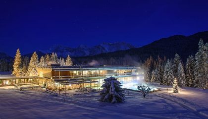 Beleuchtetes Badehaus im verschneiten Winter