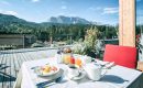 Gedeckter Frühstückstisch vor Alpenpanorama