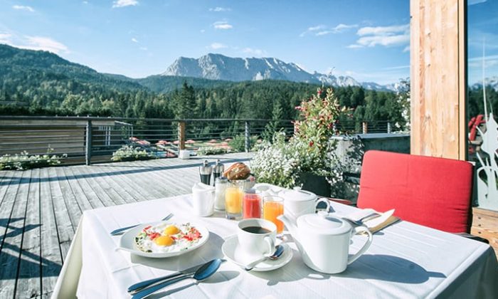 Gedeckter Frühstückstisch vor Alpenpanorama