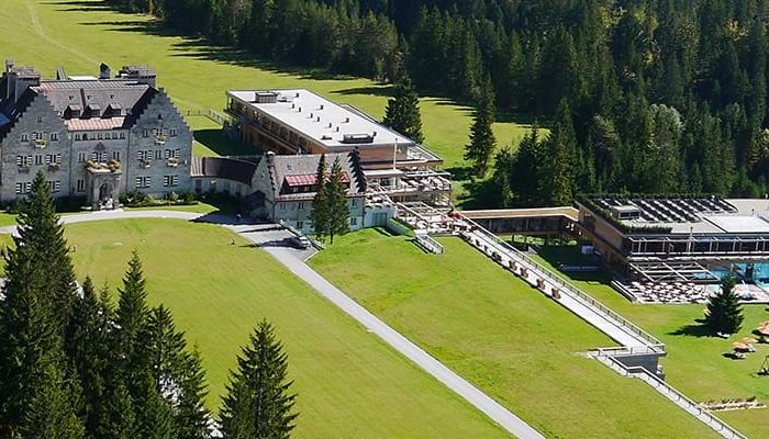 Luftaufnahme vom gesamten Hotelgelände vom Das Kranzbach