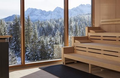 Sauna mit Ausblick auf Bäume im Winter