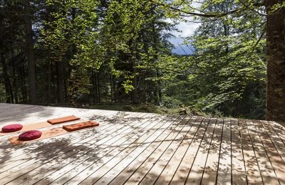 Yogamatten auf einer Holzterrasse