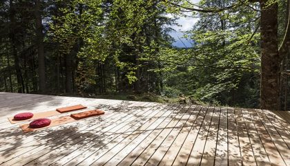 Yogamatten auf einer Holzterrasse
