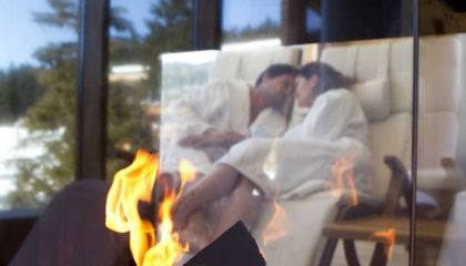 Paar entspannt im Wellnessbereich