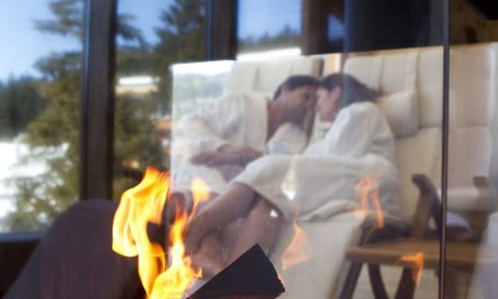 Paar entspannt im Wellnessbereich