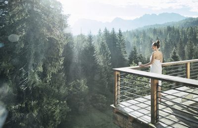 Frau steht auf Terrasse im Wald