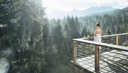 Frau steht auf Terrasse im Wald