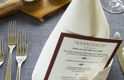 Fein gedeckter Tisch mit Kranzbach Serviette