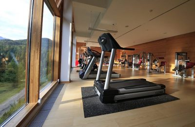 Moderne Trainingsgeräte im Fitnessraum