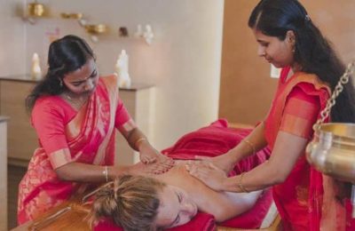 Frau erhält eine Ayurveda Behandlung