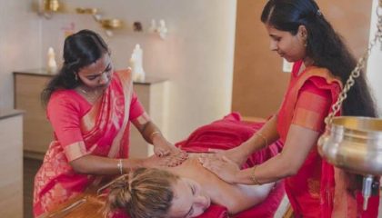 Frau erhält eine Ayurveda Behandlung