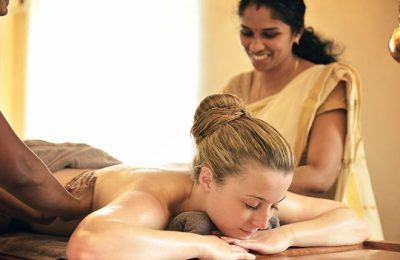 Frau erhält ayurvedische Massage