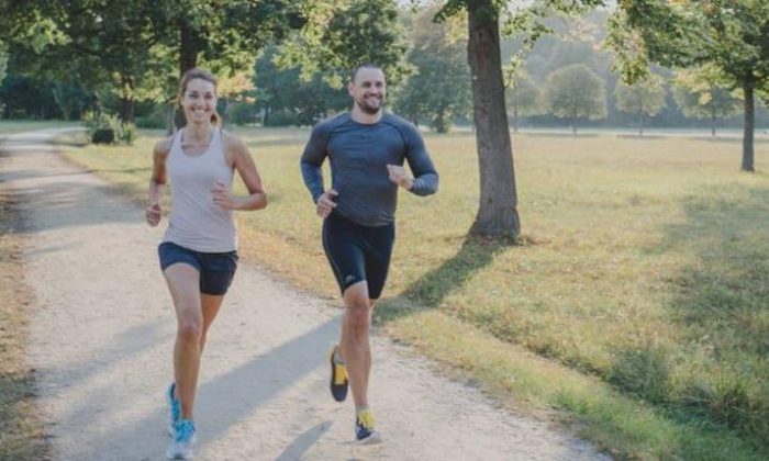 Paar joggt gemeinsam