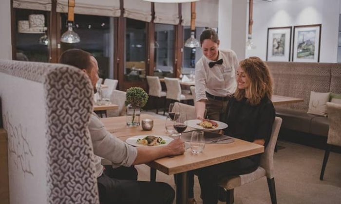 Paar wird Essen im Restaurant serviert