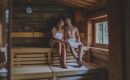 Paar genießt einen Saunagang