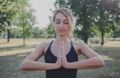 Frau macht Yoga im Freien