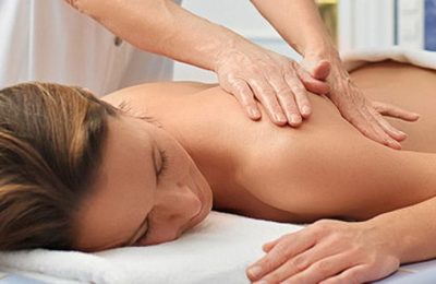 Frau erhält Massage