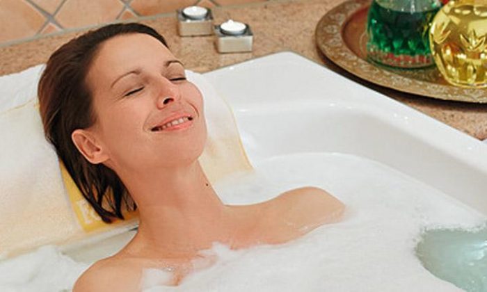 Spezial Arrangement zum Kennenlernen Frau etnspannt in Badewanne