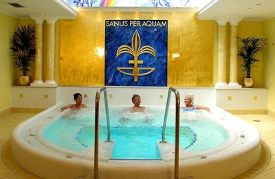 Hotel Fontenay Drei Menschen entspannen im Solepool