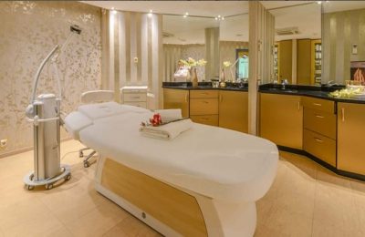 Liege für Massagen im Anwendungsraum