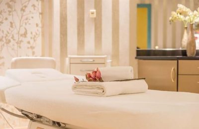 Weisse-beige Liege im Anwendungsraum