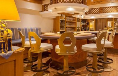 Bar mit runden Hockern