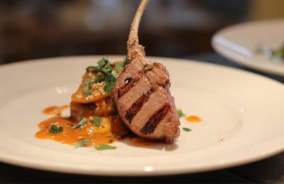 Fein drapiertes Fleischgericht