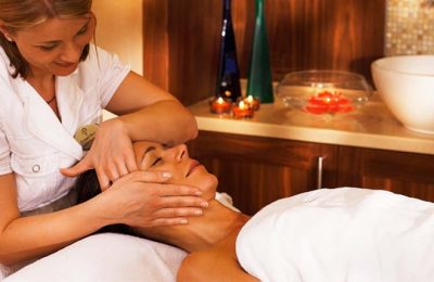 Frau erhält Gesichtsmassage