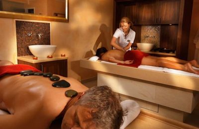 Frauen erhalten parallel eine Hot Stone Massage