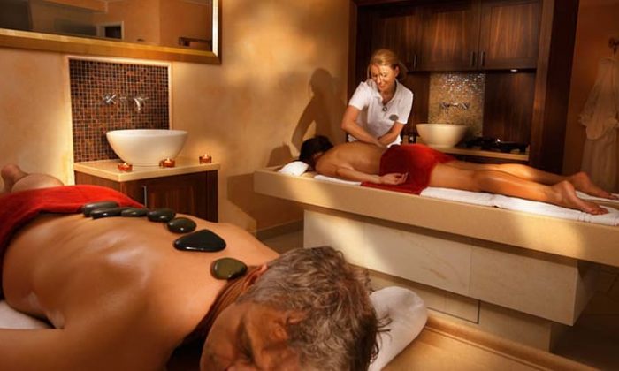 Frauen erhalten parallel eine Hot Stone Massage