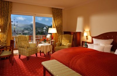 Bett und Wohnraum im Landhauszimmer