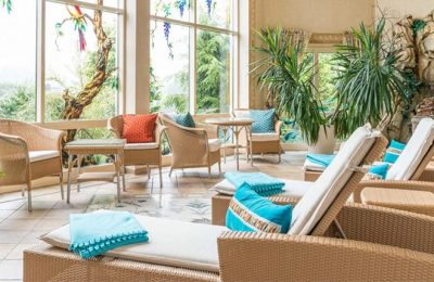 Liegen im Ruheraum mit Ausblick auf Garten