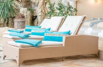 Liegen mit blauen Kissen im Ruheraum