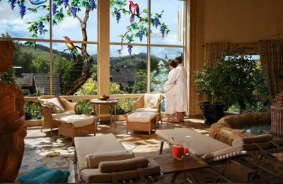 Paar in weißen Bademänteln genießt Ausblick