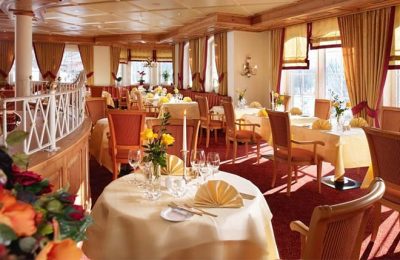 Helles Licht im gemütlichen Restaurant am Tag