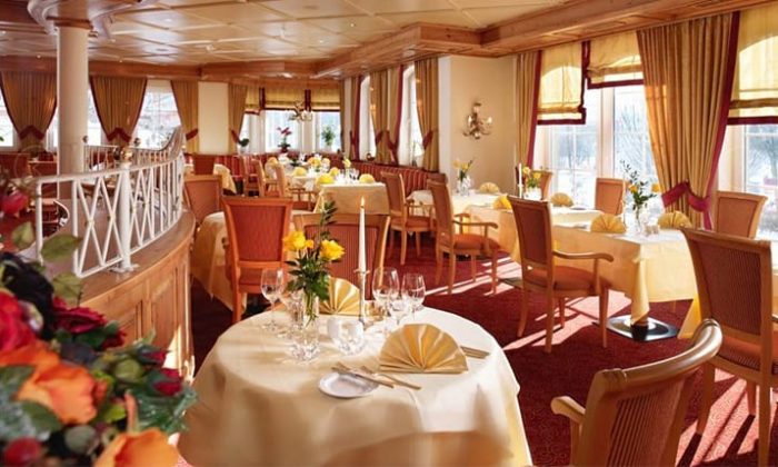 Helles Licht im gemütlichen Restaurant am Tag