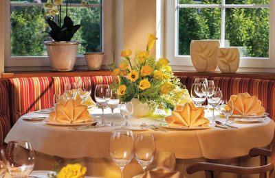 Runde Sitzecke im Restaurant