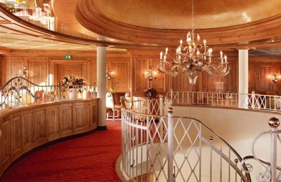 In warmen Farben gestaltetes Restaurant